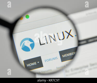 Mailand, Italien - 1. November 2017: Linux Logo auf der Homepage. Stockfoto