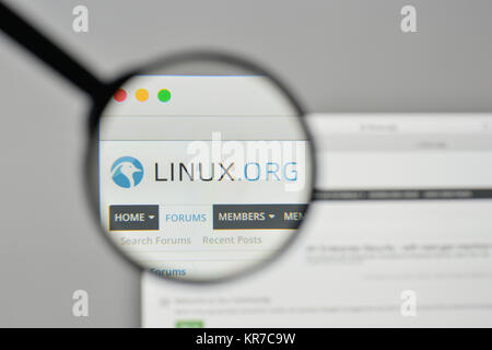 Mailand, Italien - 1. November 2017: Linux Logo auf der Homepage. Stockfoto