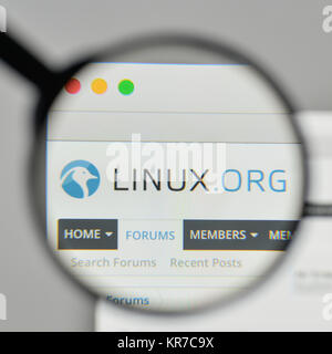 Mailand, Italien - 1. November 2017: Linux Logo auf der Homepage. Stockfoto