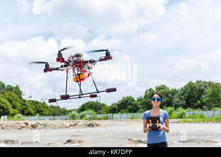 Frau flying Drone Stockfoto