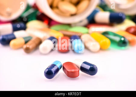 Zusammensetzung mit der Vielzahl der Droge Pillen und Behälter Stockfoto