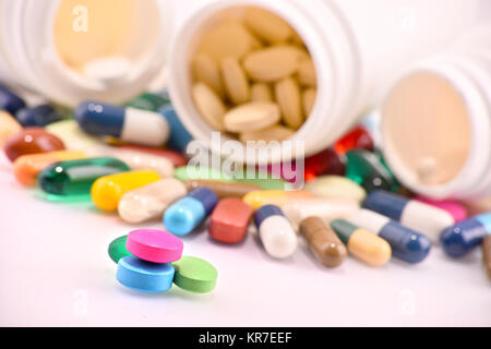 Zusammensetzung mit der Vielzahl der Droge Pillen und Behälter Stockfoto