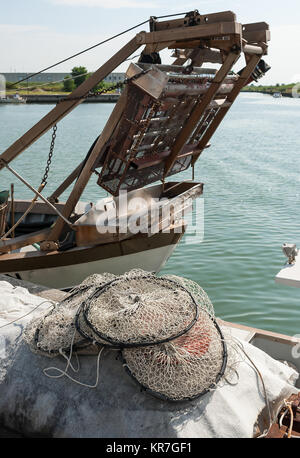 Topf aus Nylonnetz mit weiteren Zimmern geeignet für das Fischen in der Lagune zum Trocknen auf dem Pier. Stockfoto