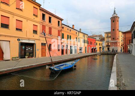 Die migliarino Kanal mit der Clock Tower in Comacchio Dorf, Ferrara, Italien. Juni 14, 2017 Credit © nuccio Goglia/Sintesi/Alamy Stock Foto Stockfoto