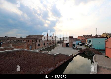 Migliarino Kanal und Pallotta und Blick auf den Kanal von Trpponti Brücke im Dorf von Comacchio, Ferrara, Italien. Juni 14, 2017 Credit © nuccio Goglia/Sintesi/Al Stockfoto