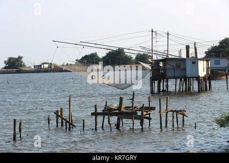 Typische Häuser auf Pole für die Fischerei in der Lagune bei Delta des Flusses Po, Ferrara, Emilia-Romagna, Italien. Juni, 15, 2017 Credit © nuccio Goglia/Sint Stockfoto