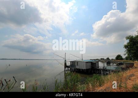 Typische Häuser auf Pole für die Fischerei in der Lagune bei Delta des Flusses Po, Ferrara, Emilia-Romagna, Italien. Juni, 15, 2017 Credit © nuccio Goglia/Sint Stockfoto