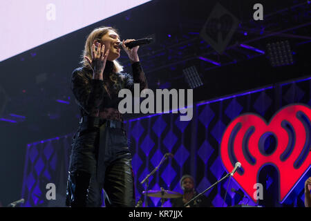 Julia Michaels führt bei 103.5 KISS FM iHeartRadio Jingle Ball an der Allstate Arena am 13. Dezember in Rosemont, Illinois 2017. Stockfoto