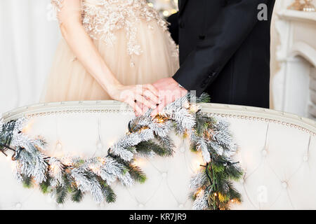 Schwangerschaft, Winterurlaub und Personen Konzept - Nahaufnahme der glücklichen Paare halten sich an den Händen zu Weihnachten. Stockfoto