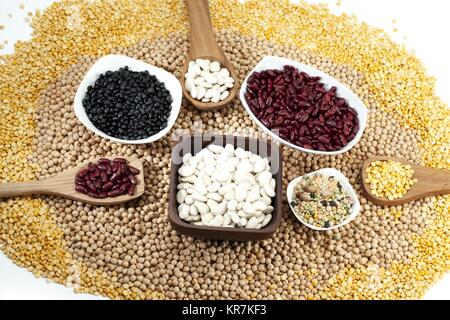 Verschiedene Hülsenfrüchte und Bohnen in einen Kreis Stockfoto