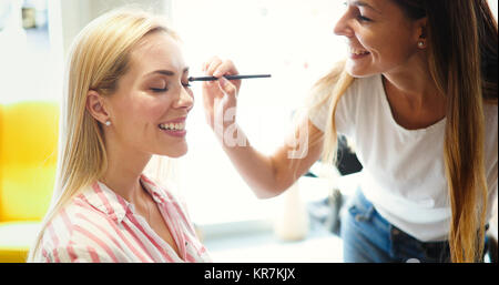 Make-up-Künstler arbeiten an Pretty Woman Stockfoto