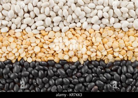 Weiße und schwarze Bohnen mit gelben Erbsen Stockfoto
