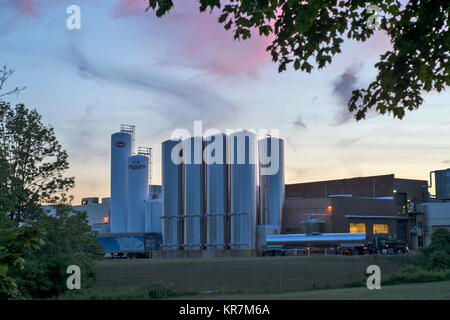 Sonnenuntergang und Fabrik, Philadelphia, USA Stockfoto