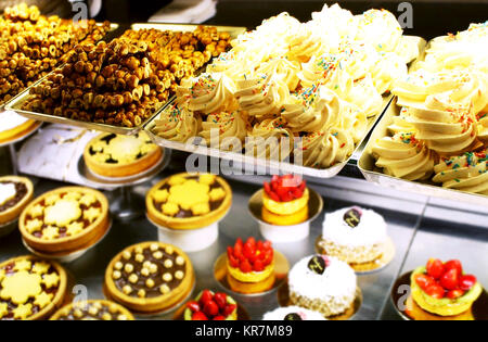 Eine italienische bunte Vielfalt von Gebäck, karamellisierten halzenuts und Kuchen Stockfoto