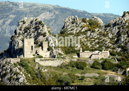 Verlassenes Dorf von La Ville, Teil der Demandolx Dorf, mit zerstörten mittelalterlichen Burg über dem See Castillon, in der Nähe von Castellane, Alpes-de-Haute-Provence Stockfoto