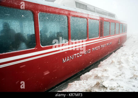 Eisenbahn cog Auto bei unerwarteten Schneesturm im Mai, Pikes Peak Colorado, USA, North America, United States Stockfoto