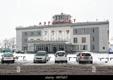 Petropavlovsk, Halbinsel Kamtschatka: Winter Blick auf Gebäude von Flughafen Petropawlowsk-kamtschatski und Autos auf Station Square. Stockfoto