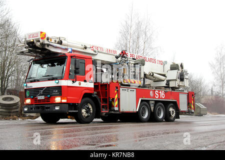 SALO, Finnland - 16. FEBRUAR 2013: Volvo FL12 Ladeluftkühler Fire Engine kommt an der Zementfabrik Feuer Szene in Salo, Finnland. Stockfoto