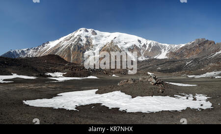 Panorama Vulkan Landschaft der Halbinsel Kamtschatka: schöne Aussicht der Kegel von ostry Tolbachik Vulkan Klyuchevskaya Gruppe von Vulkanen an einem sonnigen Tag Stockfoto