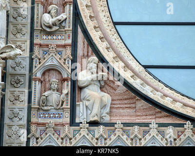 Architektonische Details der Dom Fassade - Siena, Toskana, Italien. Der Dom von Siena, die im 12. und 13. Jahrhundert gebaut wurde, ist eine der prettie Stockfoto