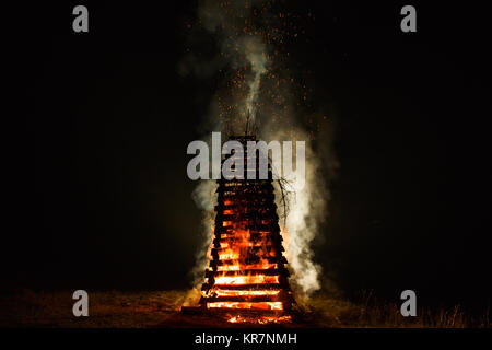 Feier St John's Lagerfeuer in einem slowakischen Dorf. Stockfoto