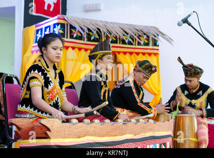 Tuaran Kota Kinabalu, Malaysia - Dezember 02, 2017: Ureinwohner von Sabah Borneo in Ostmalaysia spielen ein Gong eine traditionelle Musik Instrument d Stockfoto