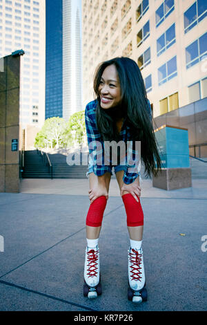 Asiatische Frau rollerskating in Stadt Stockfoto