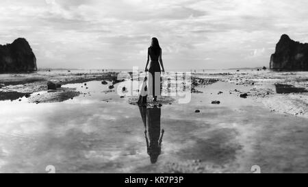 Reflexion der Frau in Wasser Stockfoto