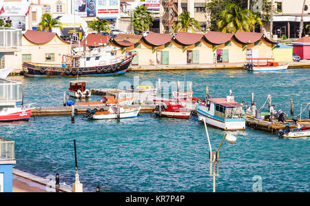 Bunte Fischerboote in Aruba Stockfoto