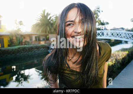 Lachend gemischten Rasse Frau in der Nähe von Canal stehend Stockfoto