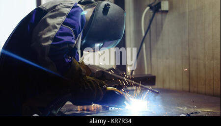 Man Schweißnähte an der Fabrik in der Metallindustrie arbeiten Stockfoto
