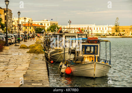 Fischerboote mit ihren Netzen in den Hafen der Stadt von Zakynthos, das ist auch die wichtigste Stadt der Insel Korfu. Im Hintergrund kann man Stockfoto