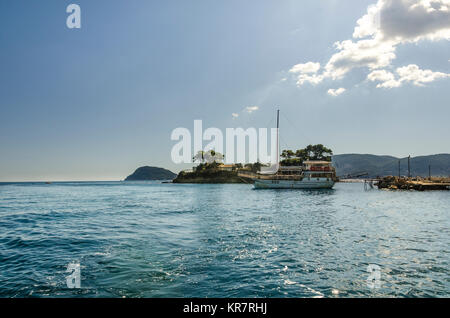 Über dem Ionischen Meer an der Küste der Insel Zakynthos können Sie ein altes Boot für Touristen zwischen kleinen Inseln günstig Stockfoto