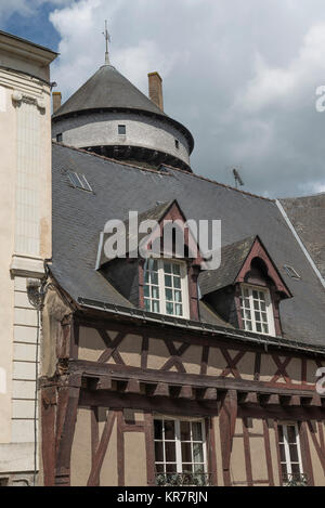 Mittelalterliche Gebäude entlang der Grande Rue in der Altstadt von Laval. Die Stadt liegt in der Region Mayenne von Frankreich. Stockfoto