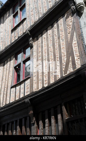 Mittelalterliche Gebäude entlang der Rue des Orfèvres in der Altstadt von Laval. Die Stadt liegt in der Region Mayenne in Frankreich. Stockfoto