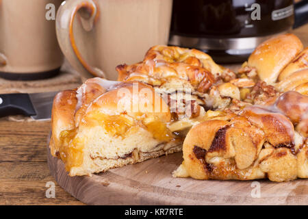 Nahaufnahme von einer Scheibe apple Pecan süßes Brot auf einem hölzernen Platte Stockfoto