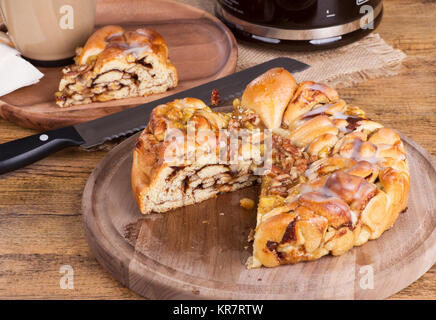 Apple Pecan süßes Brot auf einem hölzernen Platte Stockfoto