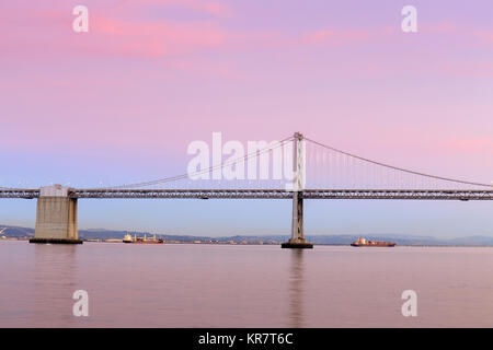 San Francisco-Oakland Bay Bridge im Winter in der Dämmerung. Stockfoto