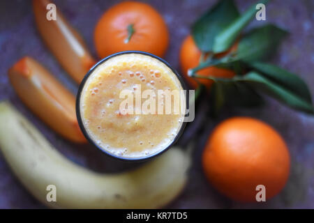 Immer noch leben Der smoothie Glas mit kakipflaume, Bananen, Mandarinen auf dem marmortisch Stockfoto