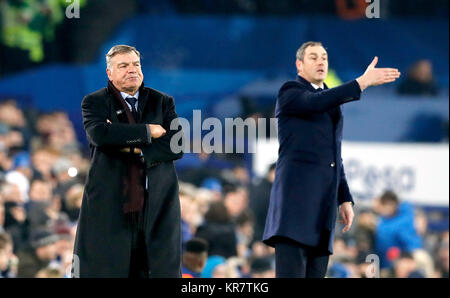 Everton Manager Sam Allardyce (links) und Swansea City Manager Paul Clement (rechts) während der Premier League Spiel im Goodison Park, Liverpool. Stockfoto