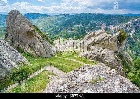 Panoramaaussicht in der Lukanischen Dolomiten in der Provinz Potenza, Region Basilikata. Stockfoto