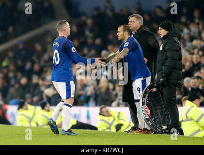 Everton's Wayne Rooney (links) ist aus für Team-mate ersetzt Sandro Ramirez (rechts) während der Premier League Spiel im Goodison Park, Liverpool. Stockfoto