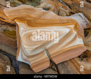 Australien, New South Wales, Central Coast, Bouddi National Park, Liesegang Ringe in einem hawkesbury Sandstein Boulder in Maitland Bay Stockfoto