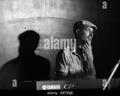 Thalia Zedek Band Keyboarder Uhren die Band während ihrer Show an der Sauer in Barcelona, während seine Schatten auf die Wand projiziert wird. Stockfoto