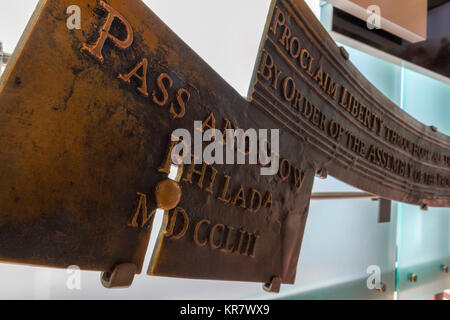 Modell der Inschrift auf der Liberty Bell innerhalb der Liberty Bell, Independence Hall, Philadelphia, Pennsylvania, USA. Stockfoto