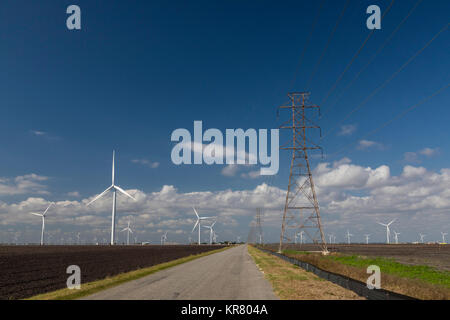 Taft, Texas - Windkraftanlagen in der Nähe des Golf von Mexiko. Sie sind Teil der Windpark Papalote Creek, der über 196 Turbinen mit 380 MW. Stockfoto