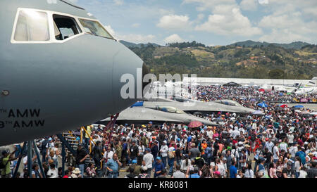 Zuschauer Spaziergang durch das Messegelände während der Feria Aeronautica Internacional - Kolumbien in Rionegro, 15. Juli 2017. Die Mitglieder des 349 Air Mobility Wing, Travis Air Force Base, Calif. verbunden mit dem Flieger von der 169th Fighter Wing, Columbia, S.C. in der Unterstützung der kolumbianischen Luftwaffe während der International Air Show durch die Bereitstellung von zwei South Carolina Air National Guard F-16 als statische Displays, sowie statische zeigt von einer KC-135 Stratotanker sowie einer KC-10 Extender. Die Teilnahme der Vereinigten Staaten Luftwaffe in der Luft zeigen die Chance bietet, die militärisch-zu-mi zu stärken Stockfoto