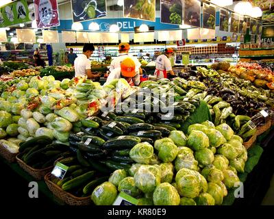 TAYTAY, Rizal, Philippinen - Dezember 12, 2017: Eine große Auswahl an frischem Obst und Gemüse auf Anzeige an einem Lebensmittelgeschäft. Stockfoto