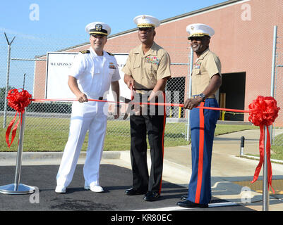 Von rechts: Oberst James C. CARROLL III, kommandierender Offizier, Marine Corps Logistikstandort Albany; Generalmajor Craig C. Crenshaw, Kommandierender General, Marine Corps Logistik; Befehl und Navy Lt.Cmdr. Jason Boatright, öffentliche Arbeiten Officer, MCLB Albany, schneiden Sie ein Band für die neue $ 14,5 Millionen Waffen Storage- und Kontrolleinrichtung, hier, 12.08.24. Das Gebäude wurde in Erinnerung an die Ehrenmedaille Empfänger Chief Warrant Officer 4 Harold E. Wilson, der war auch der Adjutant hier für dann - Hauptsitz Bataillon, Supply Center Marine Corps Base Albany gewidmet, in den 1960er Jahren. Stockfoto