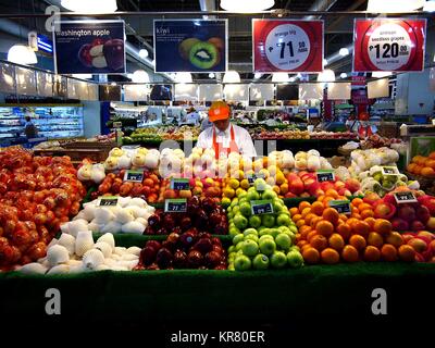 TAYTAY, Rizal, Philippinen - Dezember 12, 2017: Eine große Auswahl an frischem Obst und Gemüse auf Anzeige an einem Lebensmittelgeschäft. Stockfoto